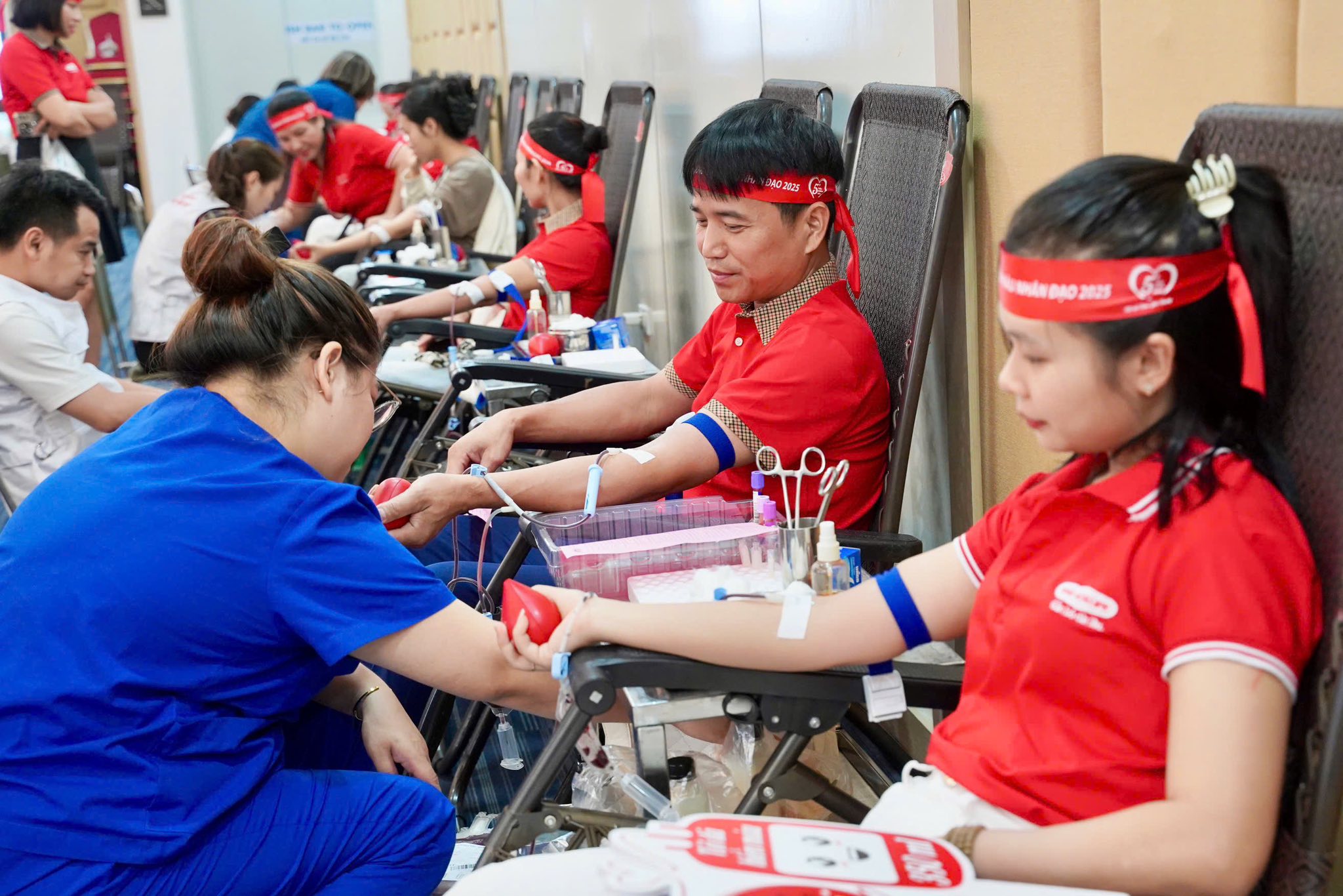 Trong hơn 18 năm qua, Dai-ichi Life Việt Nam đã đóng góp 7.567 đơn vị máu tương đương 2.066.250 ml từ 9.433 tình nguyện viên trên toàn quốc